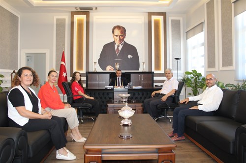  Elif Nur Püskül , İlçe Milli Eğitim Müdürü Mehmet Badas ve beraberindeki heyet Kaymakamımız Sayın Alp Eren Yılmaz'ı makamında ziyaret etti.