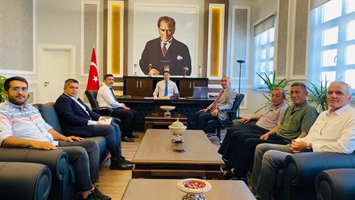 Türkiye Yeşilay Cemiyeti Mersin İl Başkanı Kemalettin Erdoğan ve Yönetim Kurulu, Mezitli Kaymakamı Turgay Gülenç'i makamında ziyaret etti.