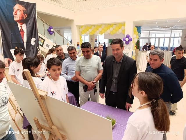 Kuyuluk Belediye Ortaokulu'nda düzenlenen TÜBİTAK 4006 Bilim Fuarı'nın açılışını Kaymakamımız Sayın Turgay Gülenç gerçekleştirdi
