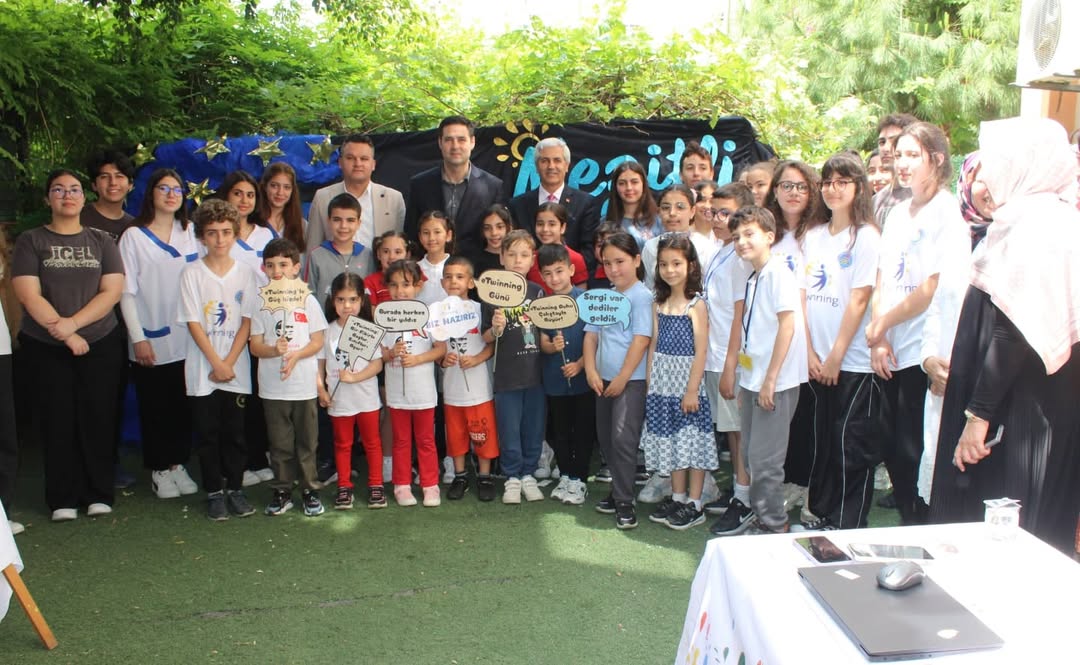 KAYMAKAMIMIZ TURGAY GÜLENÇ’İN KATILIMIYLA, MEZİTLİ İLÇE eTwinning SERGİ AÇILIŞI GERÇEKLEŞTİRİLDİ